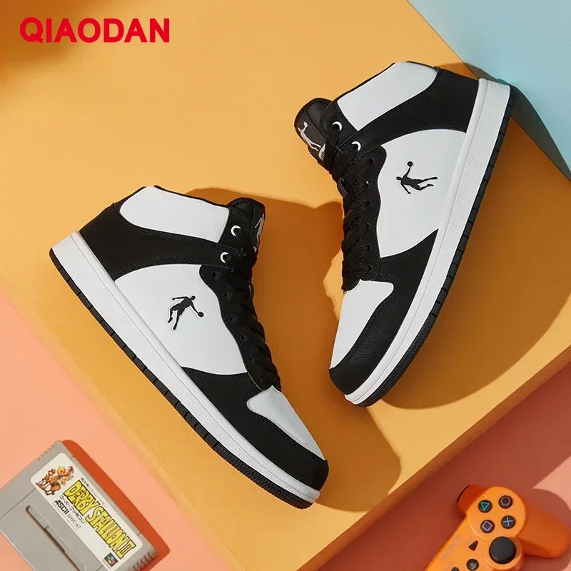 QIAODAN Skateboarding Shoes Men 2023 Autumn Winter New Anti-Friction Encapsulated Anti-Slippery Leather Male Sneakers XM3580338W